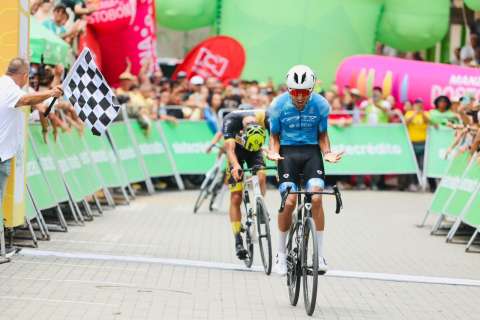 Adrián Bustamante conquistó la montaña y el NU Colombia mantuvo el control del Clásico RCN