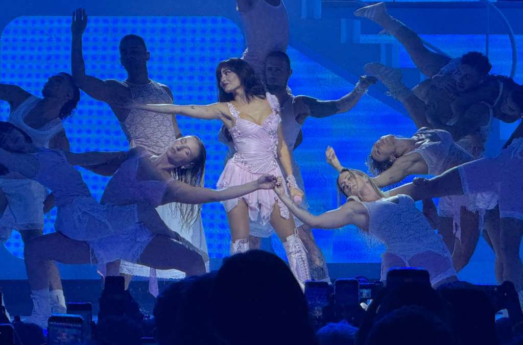 Aitana trajo su Cuarto Azul a Bogotá y dejó a sus fans debatiendo: ¿ajiaco o sancocho?