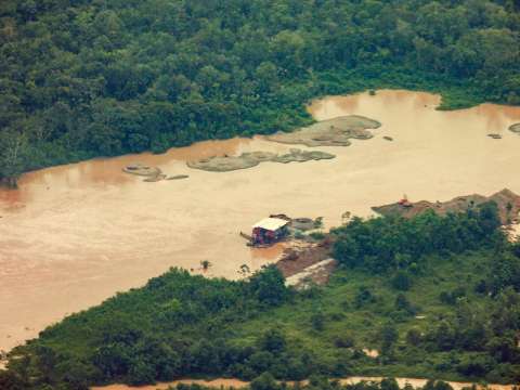 La radiografía de la explotación de oro que estaría financiando a grupos armados en Colombia