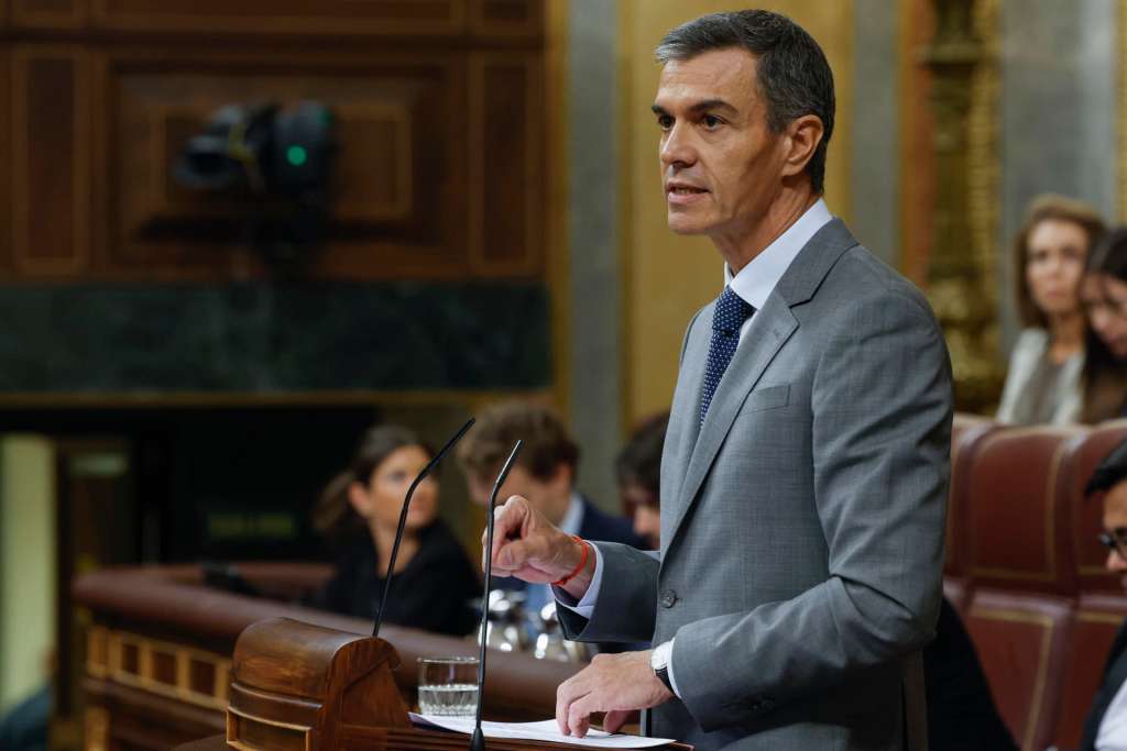 MADRID, 02/10/2026.- El presidente del Gobierno, Pedro Sánchez, interviene en el pleno en el que se debate y vota los decretos de vivienda del Gobierno celebrado este viernes en el Congreso. EFE/JJ Guillén