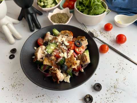 Un almuerzo ligero y lleno de sabor con esta ensalada griega con pollo