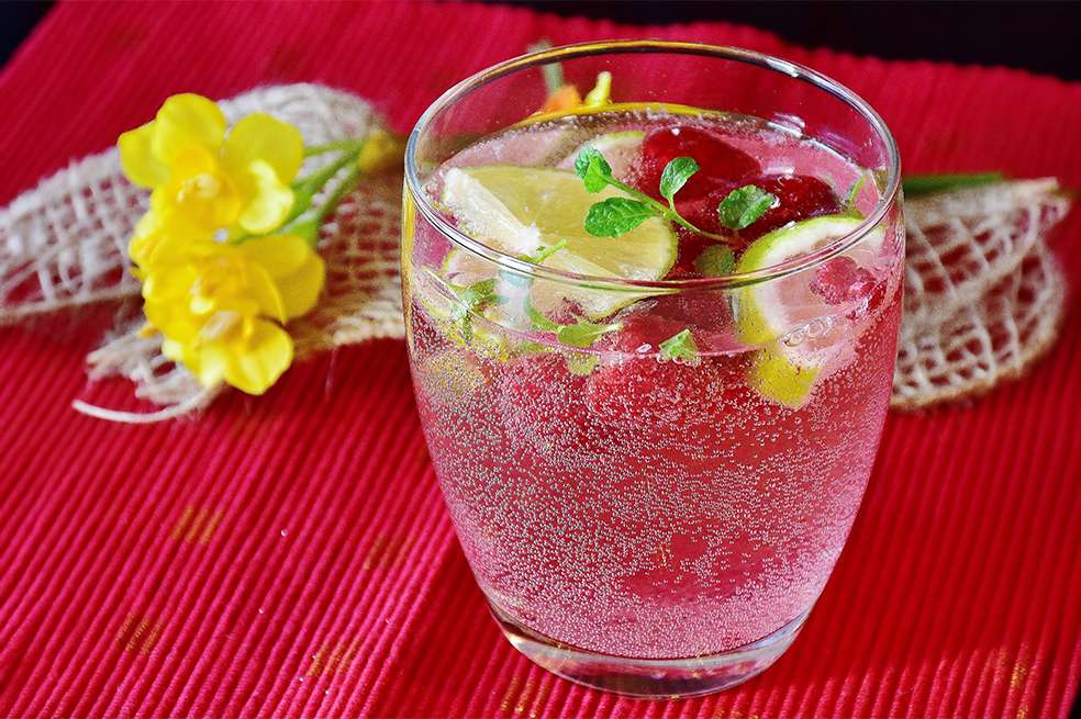 Aunque ambas tienen burbujas, el agua con gas y la soda no son lo mismo: la soda suele llevar sales o minerales añadidos, como bicarbonato de sodio, que le dan un sabor ligeramente más salado.