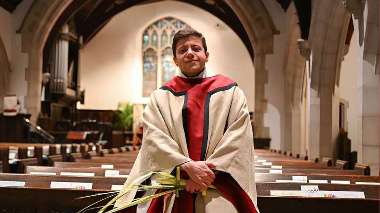 Un sacerdote trans hace historia al frente de una catedral episcopal en EE. UU.