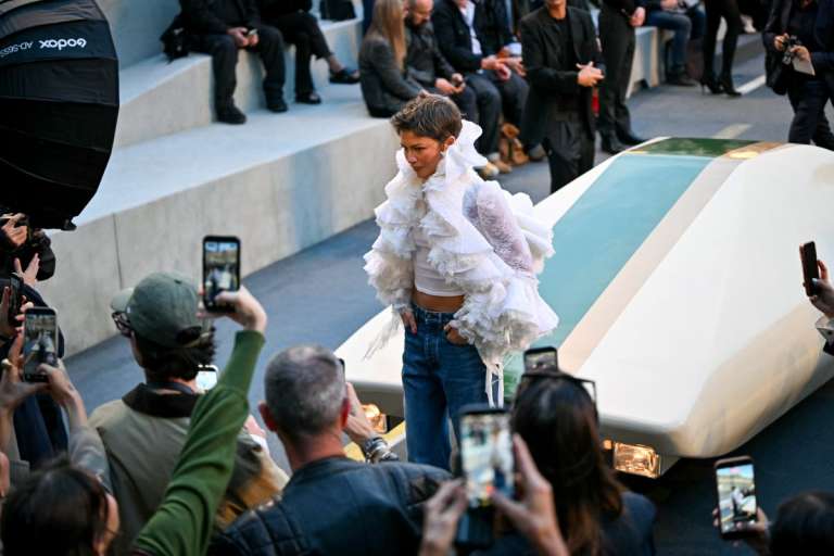 La actriz Zendaya en el desfile de Louis Vuitton. / Lou Benoist / AFP
