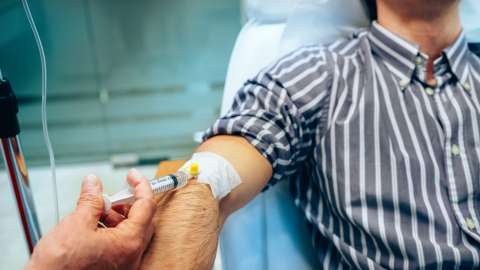 Los riesgos que no le cuentan cuando le ofrecen sueroterapias y megadosis de vitamina C