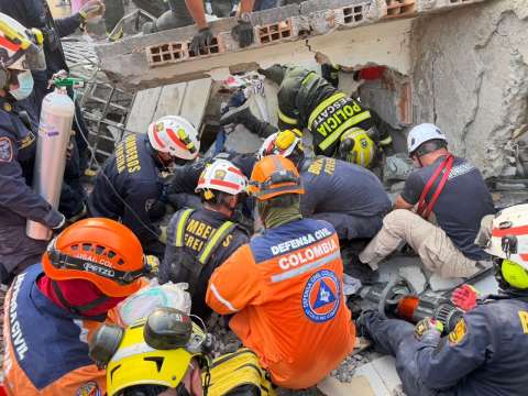 Rescatan con vida a mujer tras colapso de edificio en riesgo en Pereira