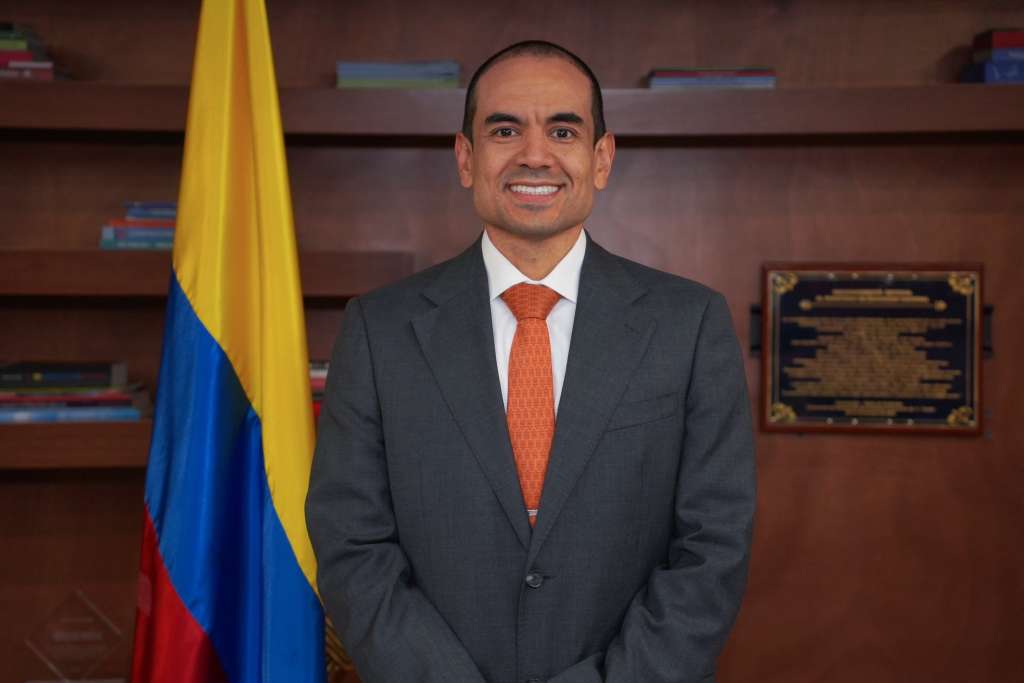 La ministra Ilva Myriam Hoyos Castañeda, posesionó como Viceministro de Educación Preescolar, Básica y Media a Álvaro José Cifuentes.