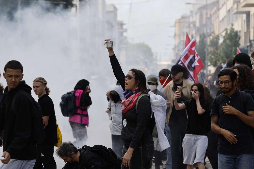 MONTPELLIER (France), 02/10/2026.- High school students face riot police during a protest over conditions in the education system in Montpellier, southern France, 02 October 2026. (Protestas, Francia) EFE/EPA/HORCAJUELO GUILLAUME