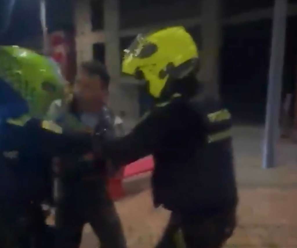 La Policía sostiene que Ronald Salamanca habría agredido a una patrullera durante el procedimiento en Fontibón. El joven fue capturado por presunta violencia contra servidor público y posteriormente quedó en libertad.