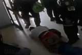 Esposado y semidesnudo: videos revelan los últimos minutos de Donovan Balanta en la estación