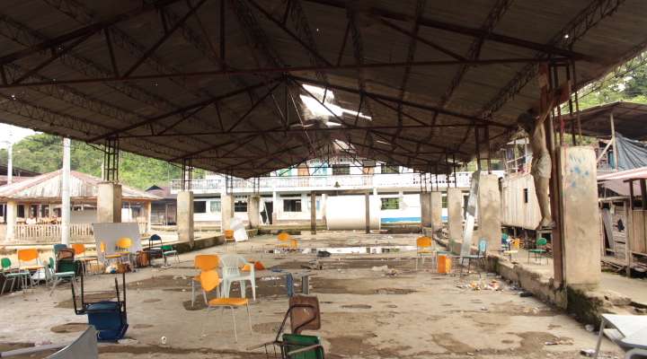 El centro comunitario se construyó en 1972 como una iglesia católica. La falta de infraestructura en Chocó es evidente.