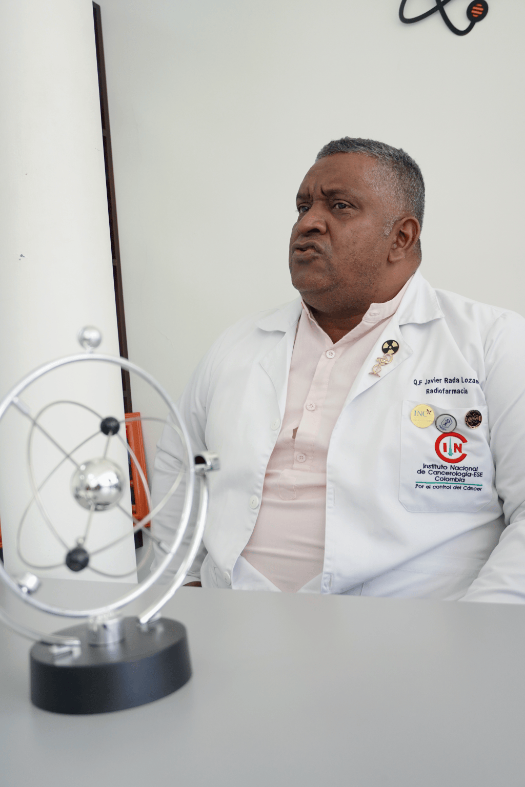 El químico farmacéutico Javier Antonio Rada Lozano, director técnico de la Radiofarmacia del INC, fundada en 2004. Es la única en el país que reúne en un mismo búnker un ciclotrón propio, módulos de síntesis PET y laboratorios de control de calidad.