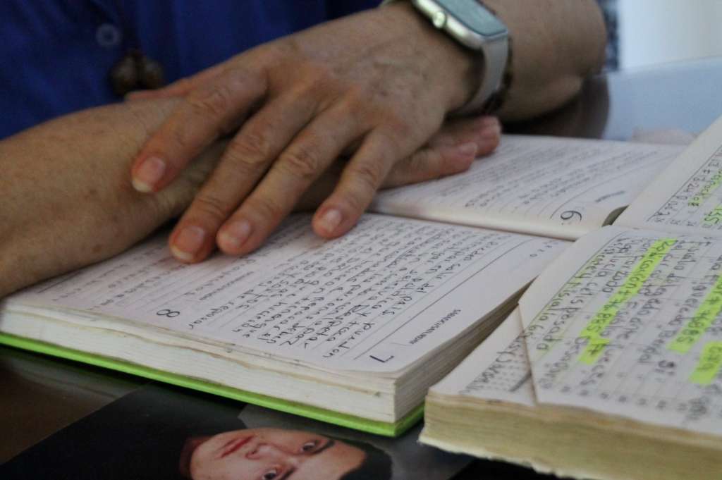 Julia conserva los documentos que ha recopilado durante su periplo por todo el país en busca de su hijo desaparecido Daniel Velásquez.