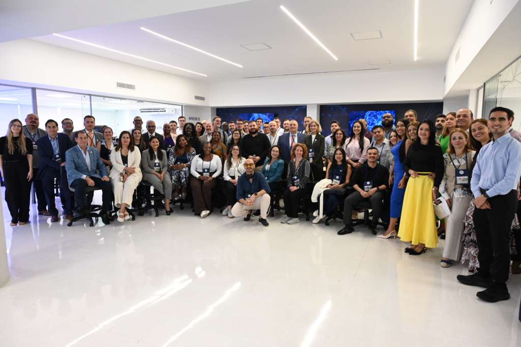 La delegación de la OEA durante su visita al centro AudacIA de Unisimón, en Barranquilla.