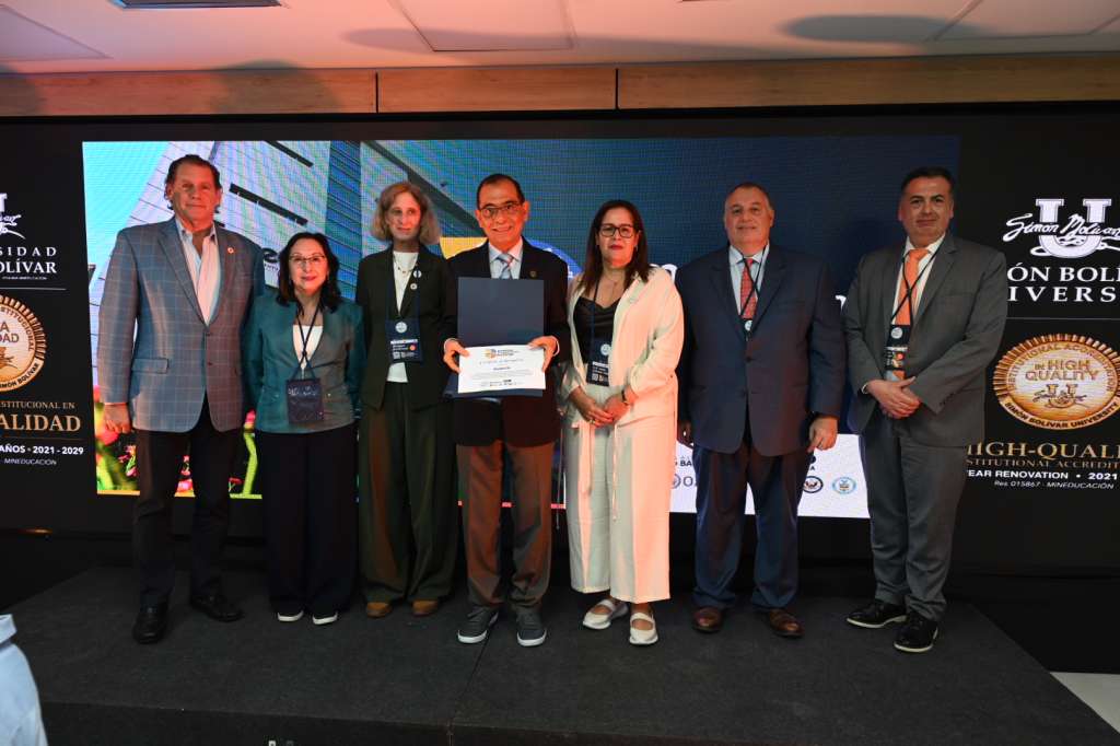 La delegación de la OEA durante su visita al centro AudacIA de Unisimón, en Barranquilla.