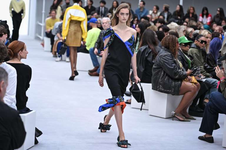 PARIS (France), 02/10/2026.- A model presents a creation from the Spring/Summer 2027 collection by Loewe fashion house during Paris Fashion Week in Paris, France, 02 October 2026. The Spring/Summer 2027 edition of Paris Fashion Week runs from 28 September to 06 October 2026. (Moda, Francia) EFE/EPA/FIRAS AL TOUKHI