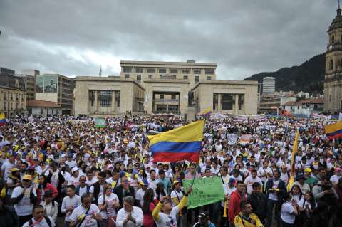 Derecha e izquierda miden sus fuerzas en las calles y con la regulación de las protestas