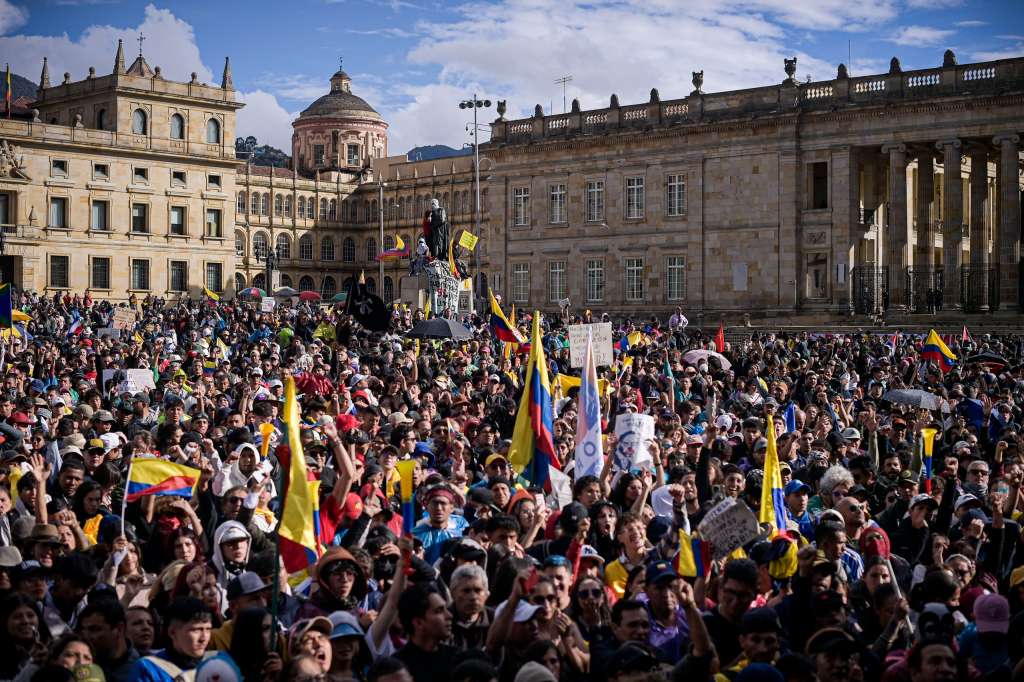 La concentración más numerosa en Bogotá se registró pasado el mediodía en la Plaza de Bolívar.