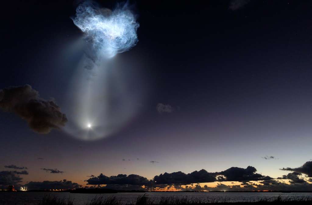 CAPE CANAVERAL (United States), 13/10/2026.- The SpaceX Falcon 9 rocket carrying NASA’s CRS-35 mission, creates the distinctive 'space jellyfish' effect as it lifts off from Space Launch Complex 40 over Cape Canaveral Space Force Station, Florida, USA, 13 October 2026. The rocket’s exhaust plume expands at high altitude and is illuminated by sunlight while the launch site remains in darkness, creating the 'space jellyfish' effect. According to NASA, the mission delivers more than 6,300 pounds of science investigations, supplies, and equipment to the International Space Station, including the final set of Roll-Out Solar Arrays, research materials for artificial retina manufacturing, and 3D heart tissue models to advance scientific research in microgravity. EFE/EPA/CRISTOBAL HERRERA-ULASHKEVICH