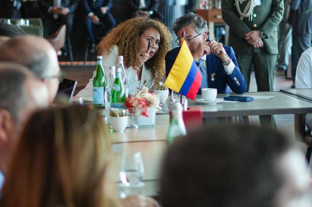 La exministra de Ciencias, Yesenia Olaya, junto con el presidente Gustavo Petro, en Emiratos Árabes.