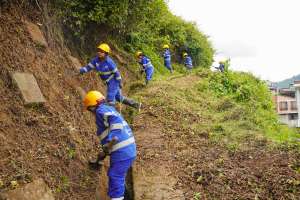 Las 80 mujeres que cuidan las laderas de Manizales
