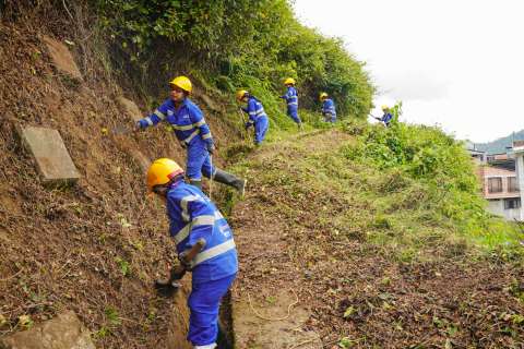 Las 80 mujeres que cuidan las laderas de Manizales