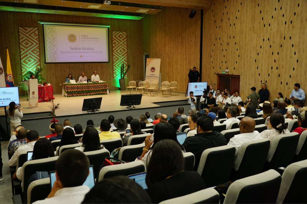 La sesión fue presidida por el magistrado Carlos Camargo y lo acompañaron la magistrada Paola Meneses Mosquera, presidenta de la Corte Constitucional, y el magistrado Vladimir Fernández Andrade.