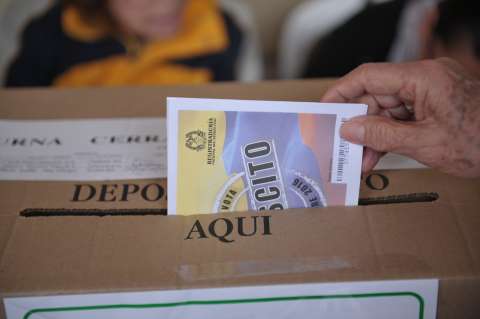 Uribe y De la Calle reflexionaron sobre los 10 años del plebiscito: tiraron pulla a la JEP