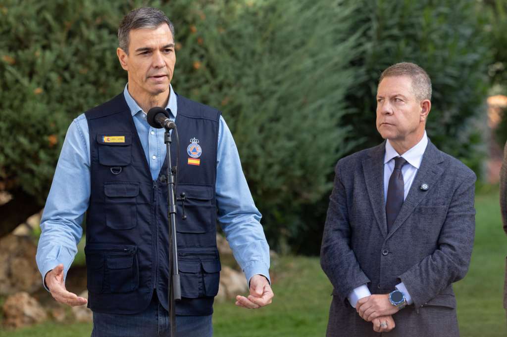 TOLEDO, 30/10/2026.- El presidente del Gobierno, Pedro Sánchez (i) y el presidente de Castilla-La Mancha, Emiliano García-Page, informan tras la reunión del Centro de Coordinación Operativa Integrado (CECOPI) de este viernes en Toledo para analizar el accidente ferroviario de Urda. EFE/ Ángeles Visdómine