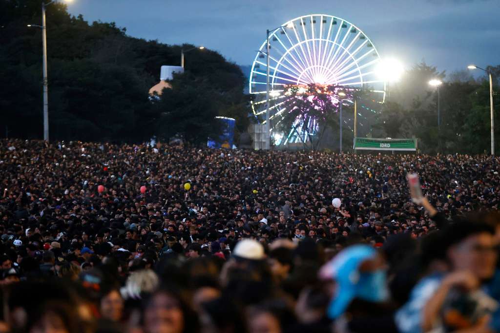AME5299. BOGOTÁ (COLOMBIA), 11/10/2026.- Personas asisten al segundo día del festival Rock al Parque este domingo, en Bogotá (Colombia). EFE/Mauricio Dueñas Castañeda