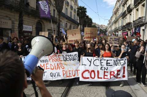 Gobierno francés se reunirá con estudiantes en medio de protestas por la educación