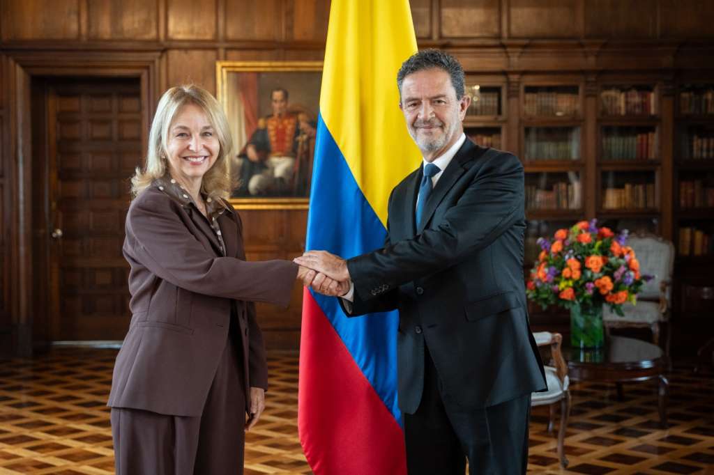 El canciller Omar Bula durante la posesión de Tania Gillinski como embajadora de Colombia en Israel.