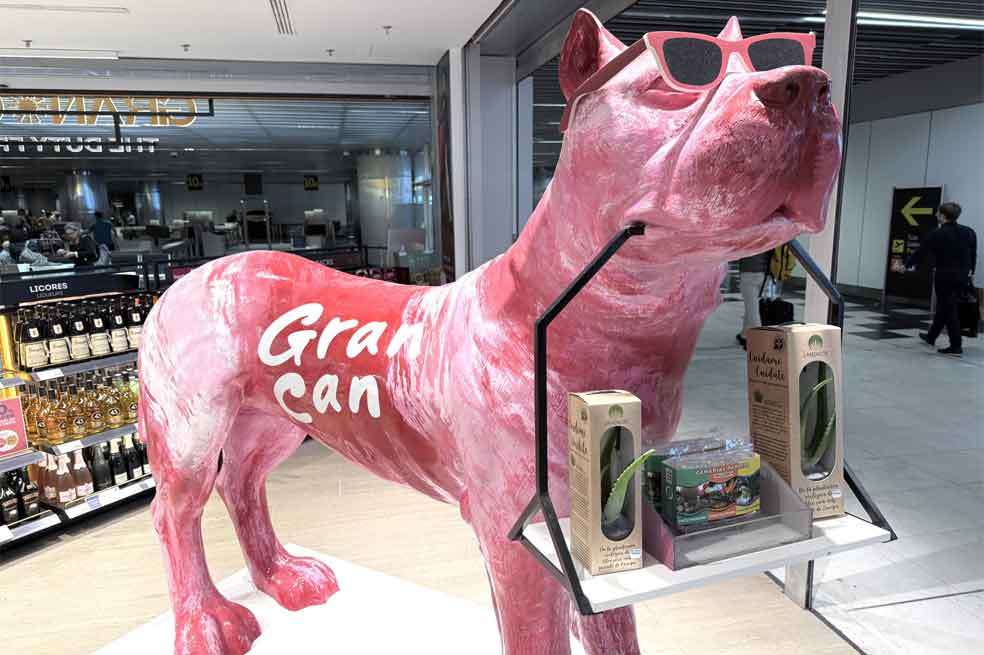 Adorno en el aeropuerto de Gran Canaria representando el gran can que, según la tradición, origina el nombre de archipiélago canario.