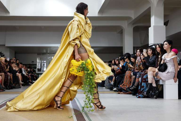 PARIS (France), 03/10/2026.- A model presents a creation from the Spring/Summer 2027 collection by English fashion designer Vivienne Westwood during Paris Fashion Week, in Paris, France, 03 October 2026. The presentation of Paris Fashion Week Spring/Summer 2027 collections runs from 28 September to 06 October 2026. (Moda, Francia) EFE/EPA/MOHAMMED BADRA