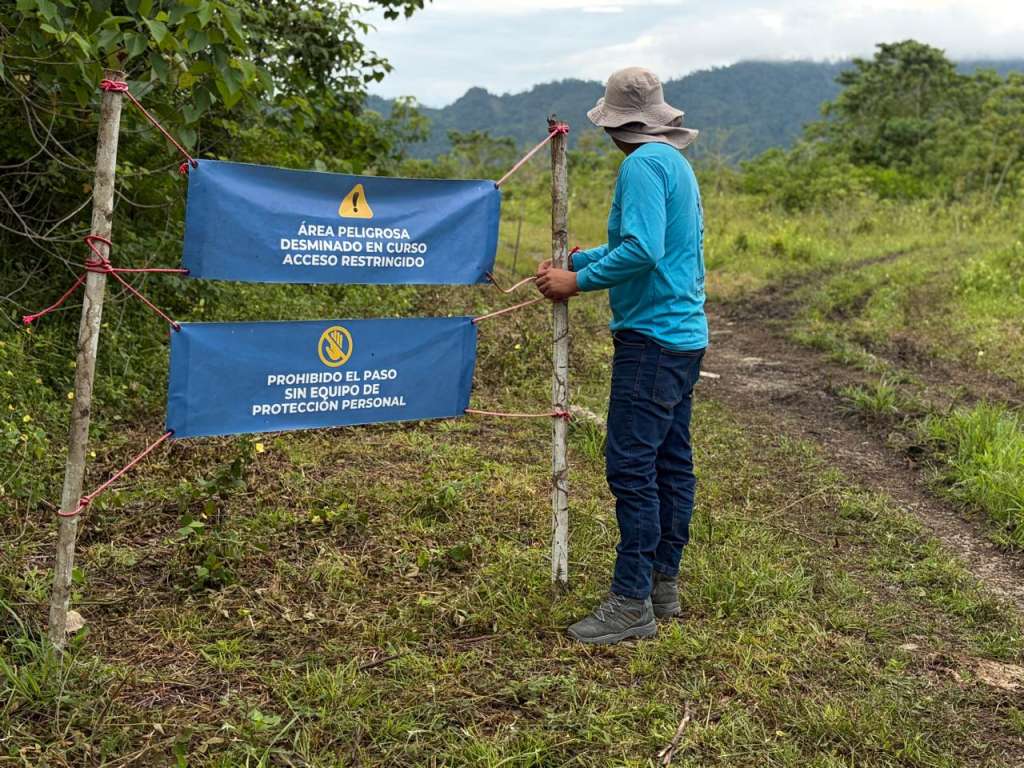 Aún después de años después de combates y conflicto armado, las minas permanecen en el territorio e impiden el movimiento de las comunidades.
