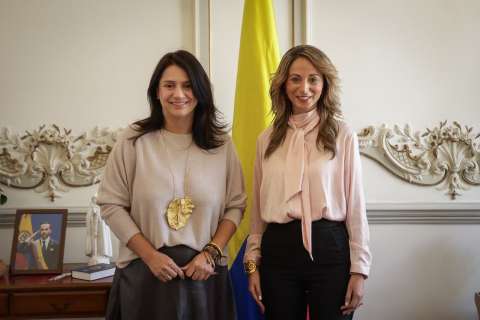Ministra Holguín posesionó a Julia Daza como directora de la Biblioteca Nacional
