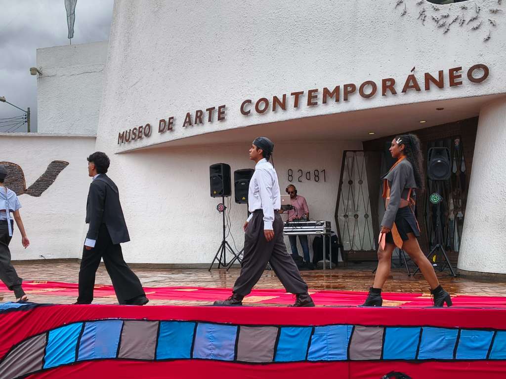 Pasarela creada con ropa recuperada. / Cortesía