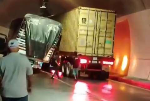 Congestión en vía La Línea, en sentido Tolima-Quindío, por choque de camión y tractomula