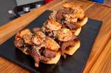 Receta para hacer tostadas mar y tierra con carne y camarones para compartir