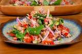 Ensalada de atún con pega de arroz crocante en freidora de aire