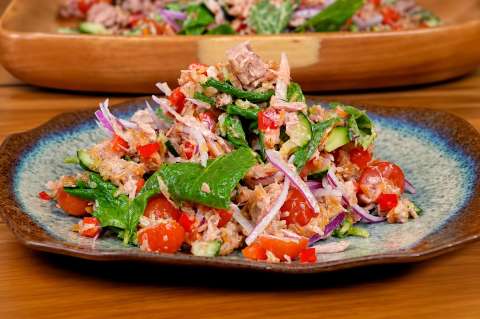 Ensalada de atún con pega de arroz crocante en freidora de aire