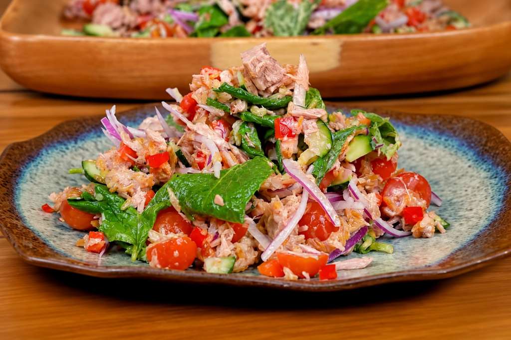Esta ensalada de atún con pega de arroz crocante en freidora de aire es una receta económica y fácil de llevar a la mesa.