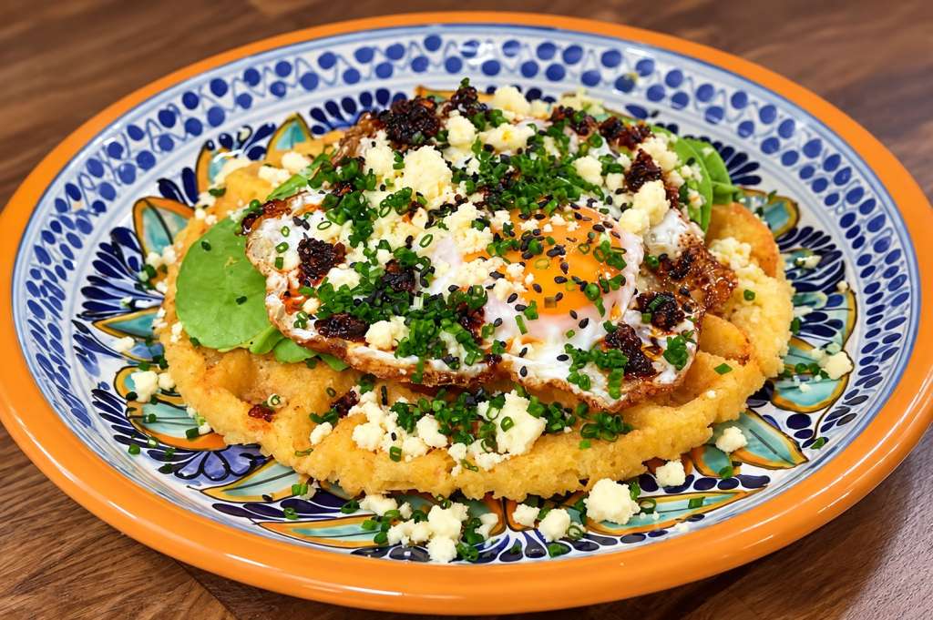 Para hacer este waffle de arroz con aguacate y huevo usa el queso fresco de tu preferencia.