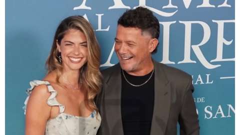 Stephanie Cayo luce nuevo anillo y surgen rumores de boda con Alejandro Sanz ¿Qué dijo?