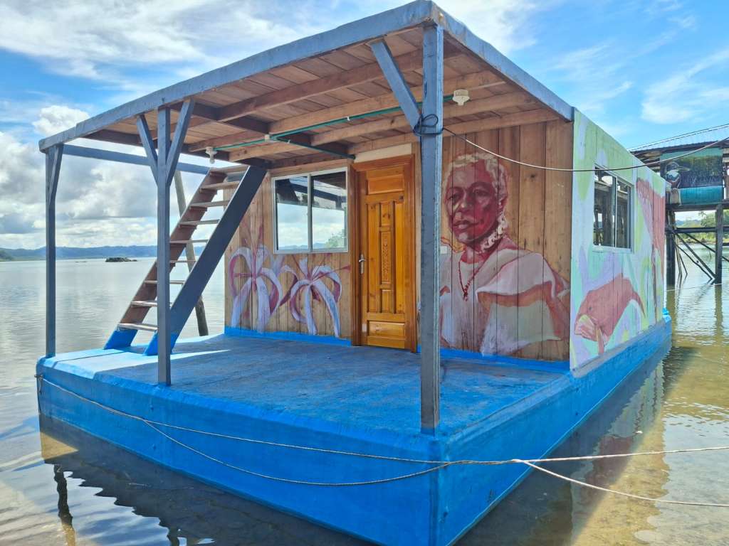 Cabaña flotante del Pacífico colombiano