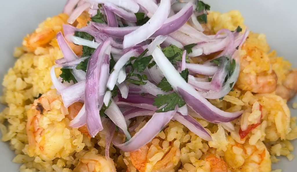 Una ensalada verde es ideal para disfrutar este arroz acevichado con camarones y tilapia.