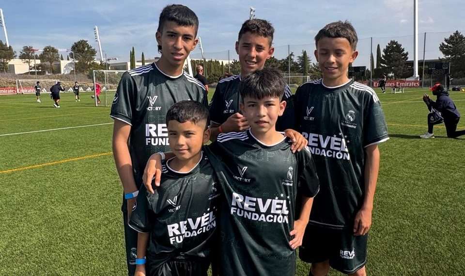 Real Madrid: cinco niños colombianos, afectados por el terremoto, en el campamento de España