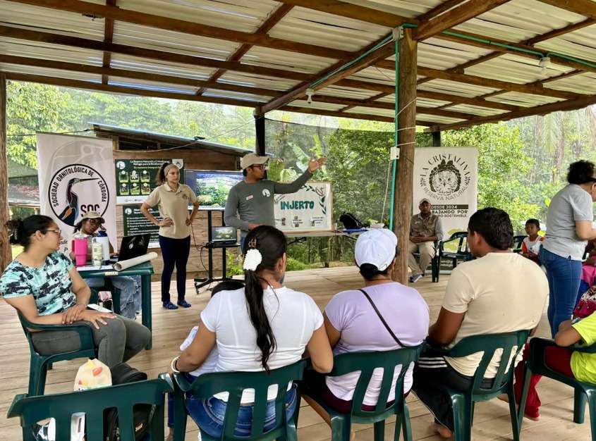 Reuniones con habitantes de la comunidad para conversar sobre la conservación del territorio y las posibilidades de trabajo conjunto.