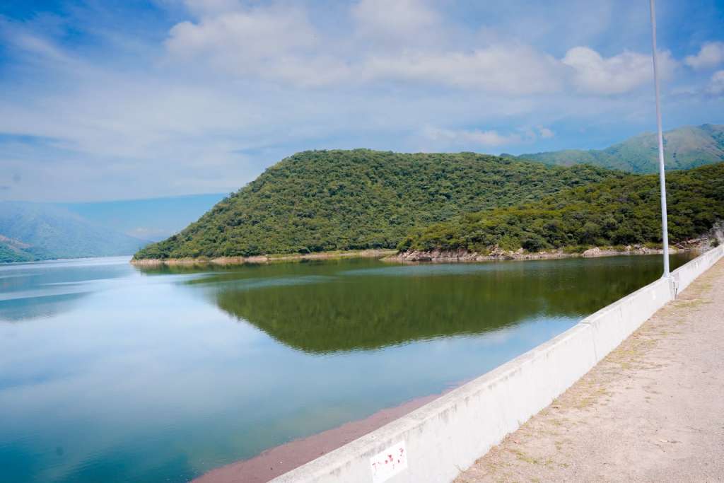 Con capacidad para almacenar 198 millones de metros cúbicos de agua e infraestructura de riego proyectada para 18.536 hectáreas, El Cercado es estratégico para el abastecimiento, la producción agropecuaria y el desarrollo rural de La Guajira.