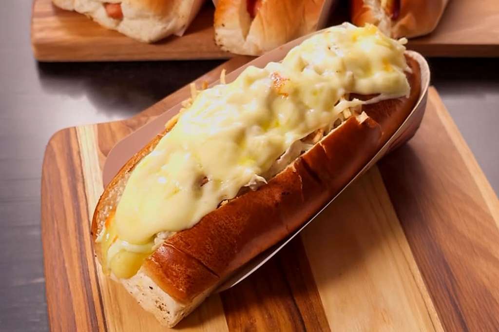 La combinación de tártara y piña es el secreto de estos perros calientes caseros con pollo desmenuzado.